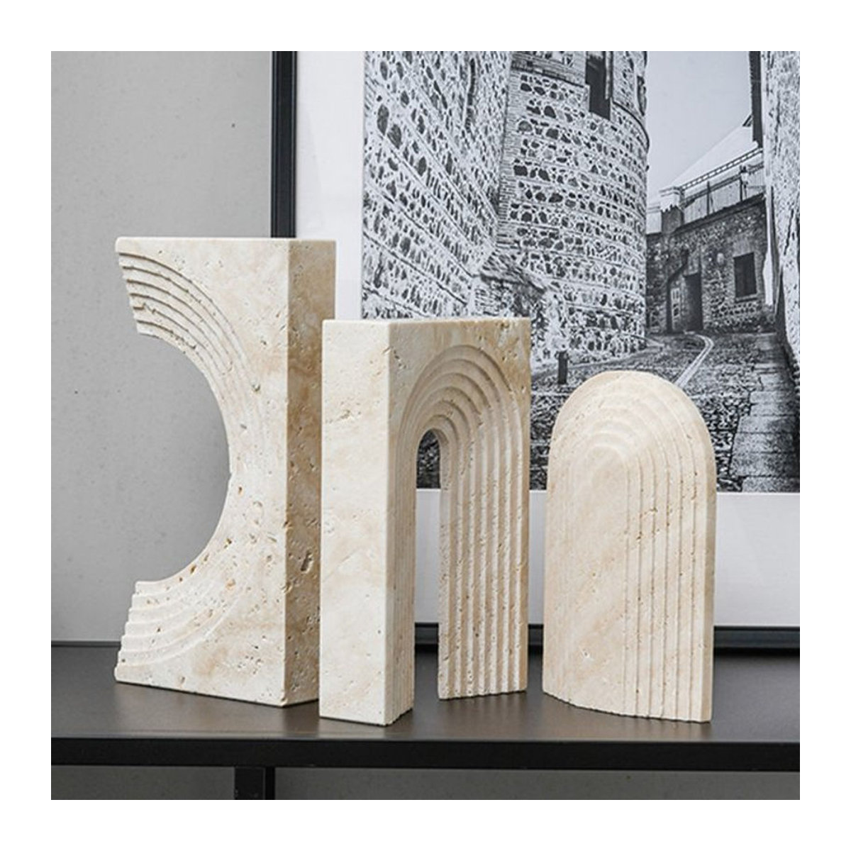 LA TROUVAILLE Geometrisches Tischornament aus natürlichem Marmor und Travertin in Beige, minimalistische Torbogen-Dekoration - Bild 1