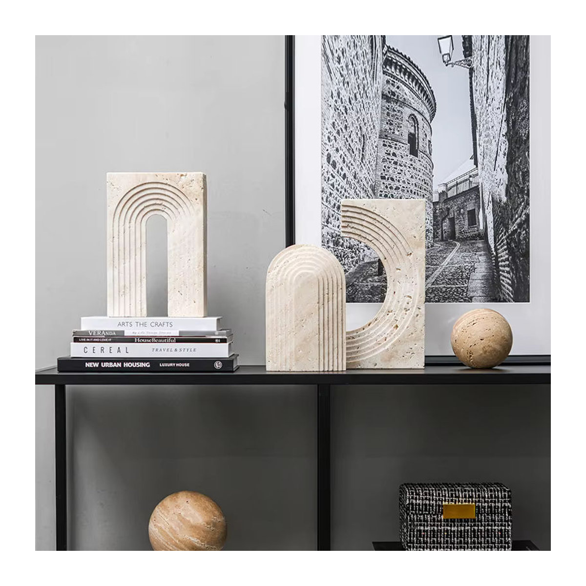 LA TROUVAILLE Geometrisches Tischornament aus natürlichem Marmor und Travertin in Beige, minimalistische Torbogen-Dekoration - Bild 2