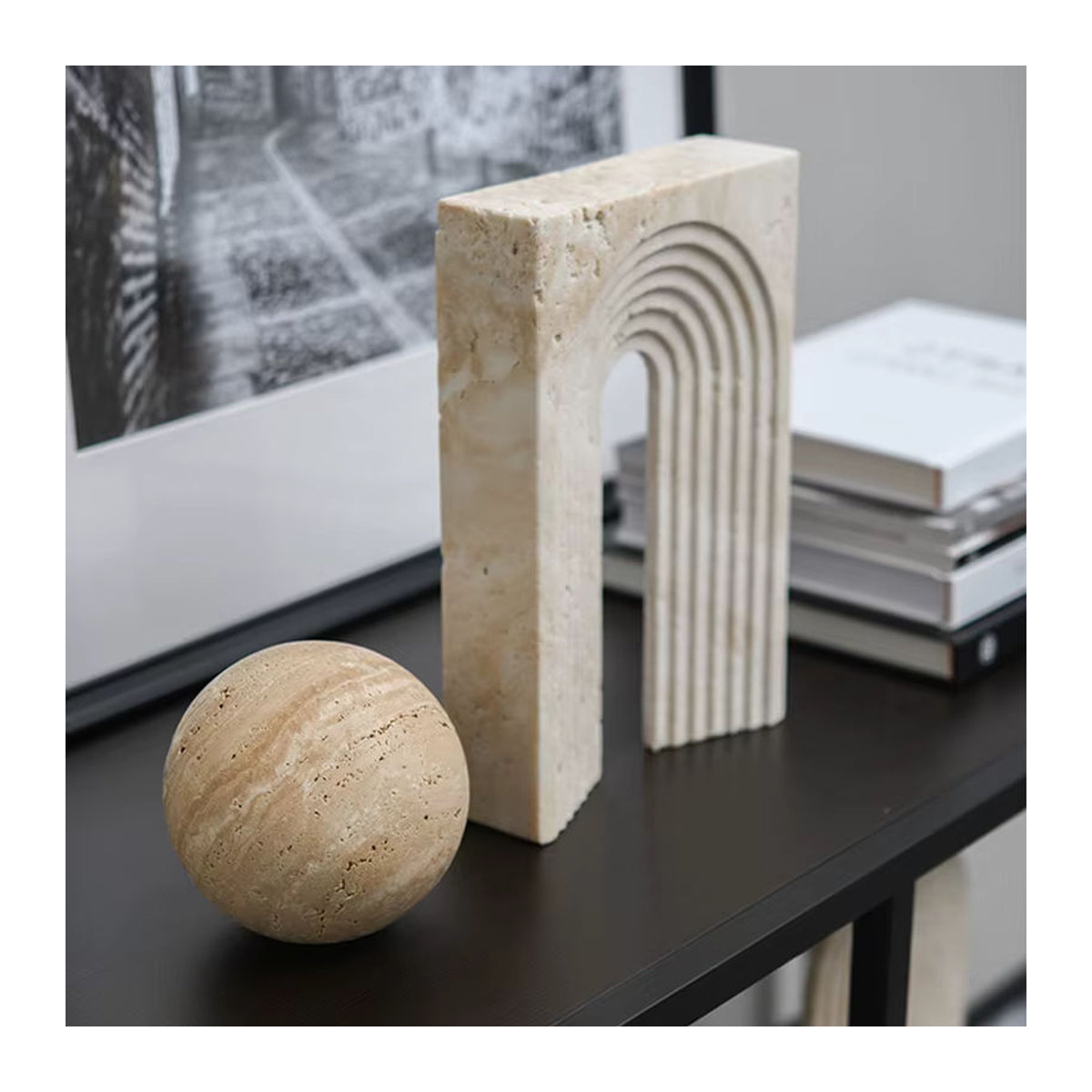 LA TROUVAILLE Geometrisches Tischornament aus natürlichem Marmor und Travertin in Beige, minimalistische Torbogen-Dekoration - Bild 3