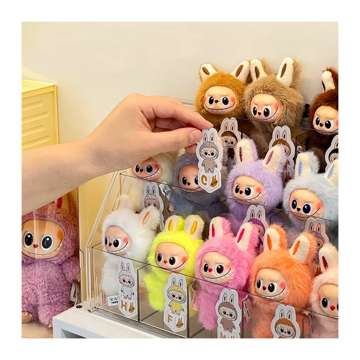 Labubu Display Rack Desktop Plüschtier Aufbewahrungsbox und Blind Box Organizer aus Kunststoff in Mehrfarbig - Bild 2