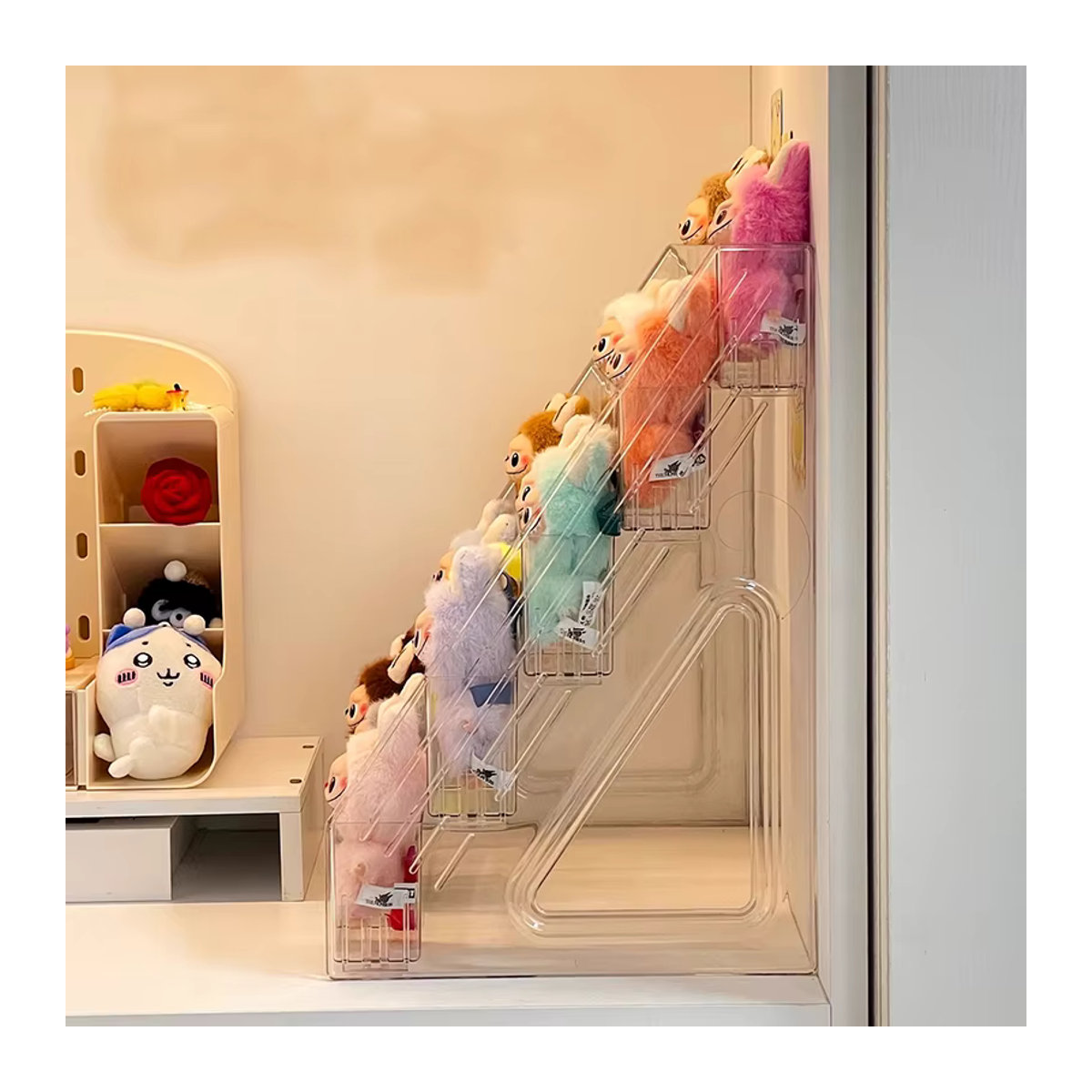 Labubu Display Rack Desktop Plüschtier Aufbewahrungsbox und Blind Box Organizer aus Kunststoff in Mehrfarbig - Bild 3
