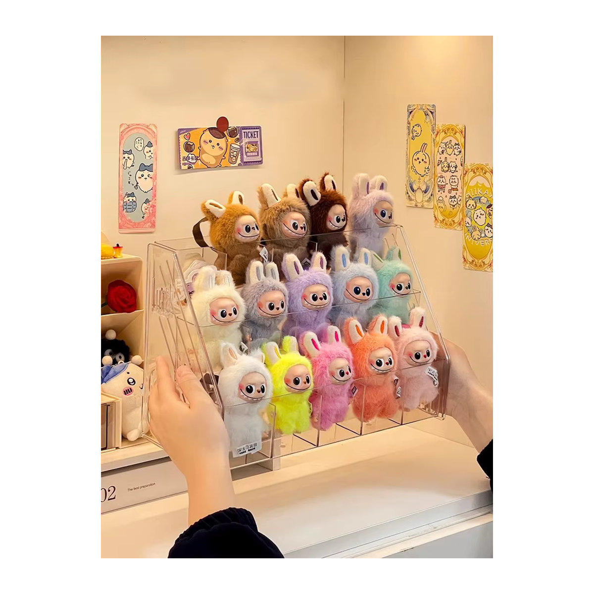 Labubu Display Rack Desktop Plüschtier Aufbewahrungsbox und Blind Box Organizer aus Kunststoff in Mehrfarbig - Bild 6