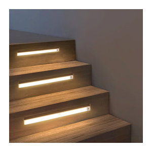 Lcamaw Wiederaufladbare LED-Lichtleiste mit Infrarot-PIR-Sensor in Weiß, minimalistisches Design für Treppen, Badezimmer und Wandmontage