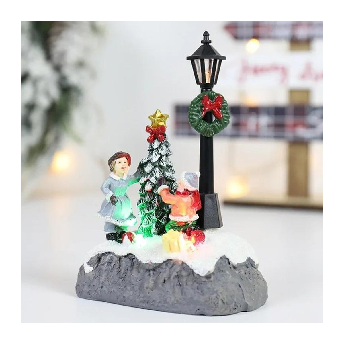 LED Weihnachtsdorf Mikrolandschaft mit Weihnachtsmann und Harzfiguren in Multicolor - Bild 1