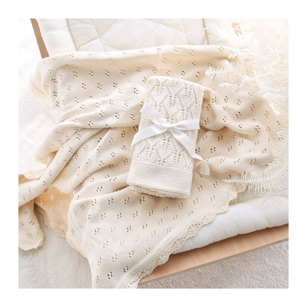 LuckyHui Gestrickte Babydecke aus Baumwolle mit Lochmuster in Beige und Weiß - Bild 1