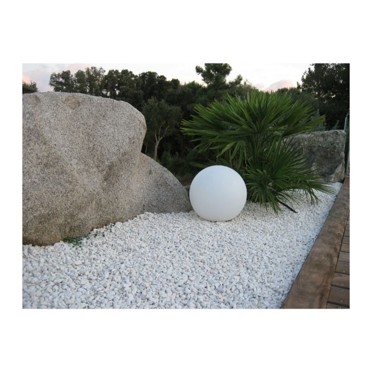 LUMISKY LED-Außenleuchte BOBBY in Kugelform, weiß mit schwarzer E27-Fassung, Durchmesser: 40 cm - Bild 4