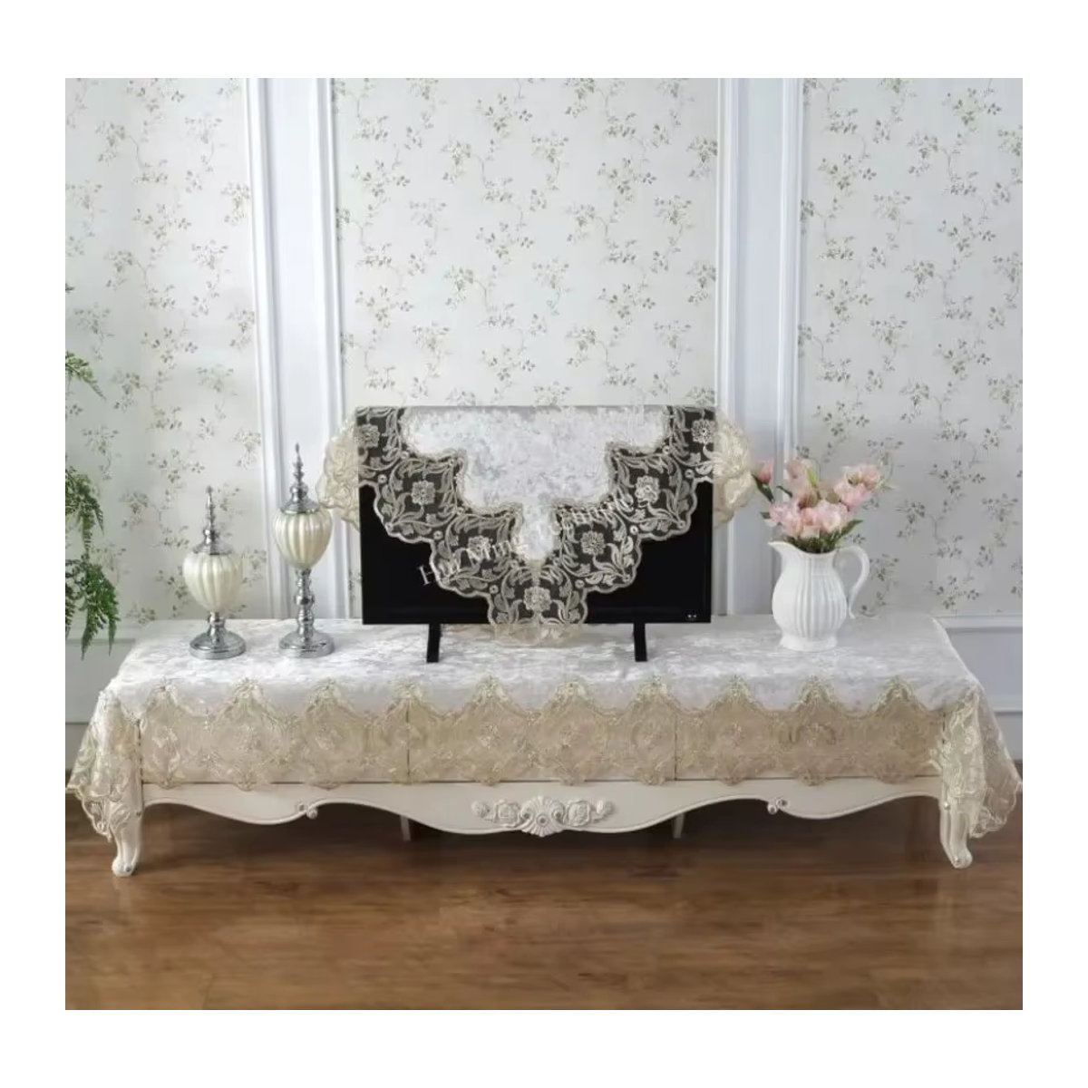 Luxuriöse Samt-Tischdecke Julliette Dream in Gold und Silber mit Spitzenstickerei für deinen Esstisch - Bild 4