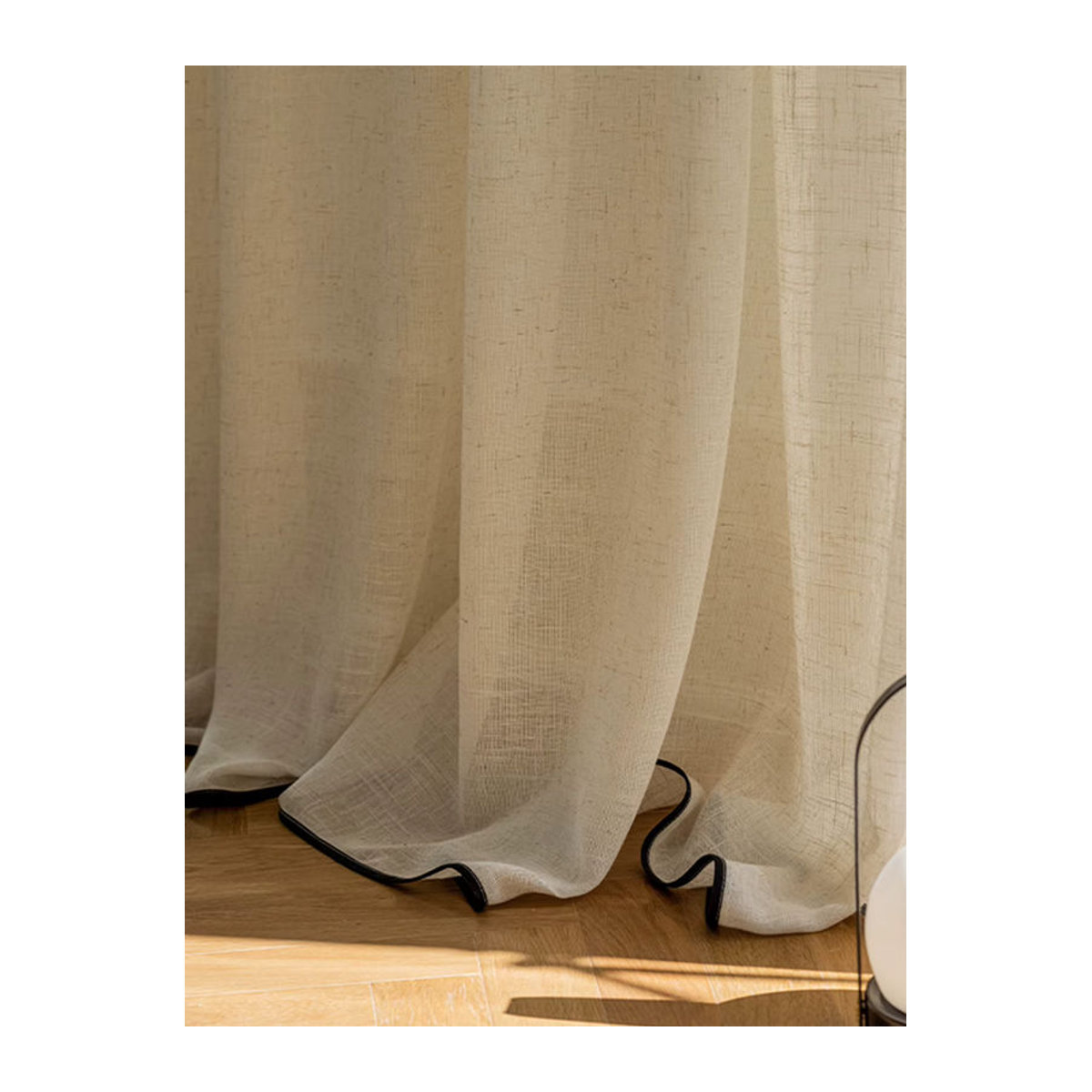 Luxuriöser Fensterschirm in Cremeweiß mit schwarzem Besatz für Erkerfenster im Wohnzimmer oder Schlafzimmer - Bild 2