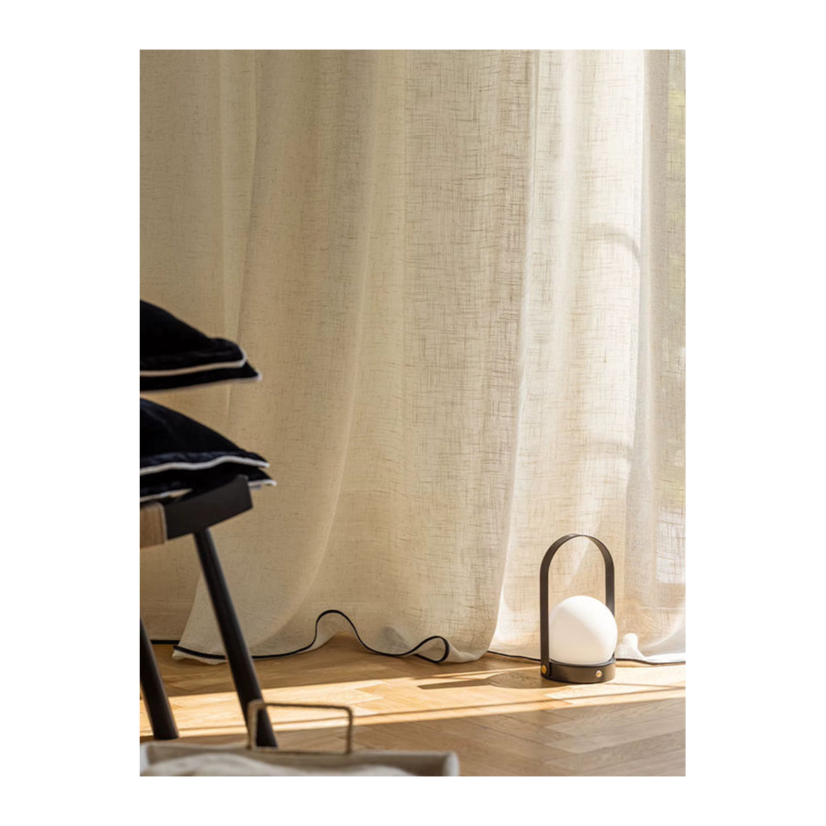 Luxuriöser Fensterschirm in Cremeweiß mit schwarzem Besatz für Erkerfenster im Wohnzimmer oder Schlafzimmer - Bild 4