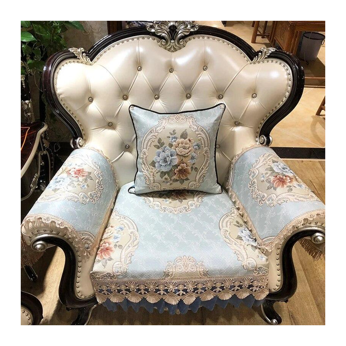 Luxus Sofabezug aus Jacquard-Chenille-Stoff von A Family Of Home Textiles in Beige, rutschfestes Sofakissen als Schonbezug für dein Wohnzimmer, B/B: 120 x 75 cm - Bild 3