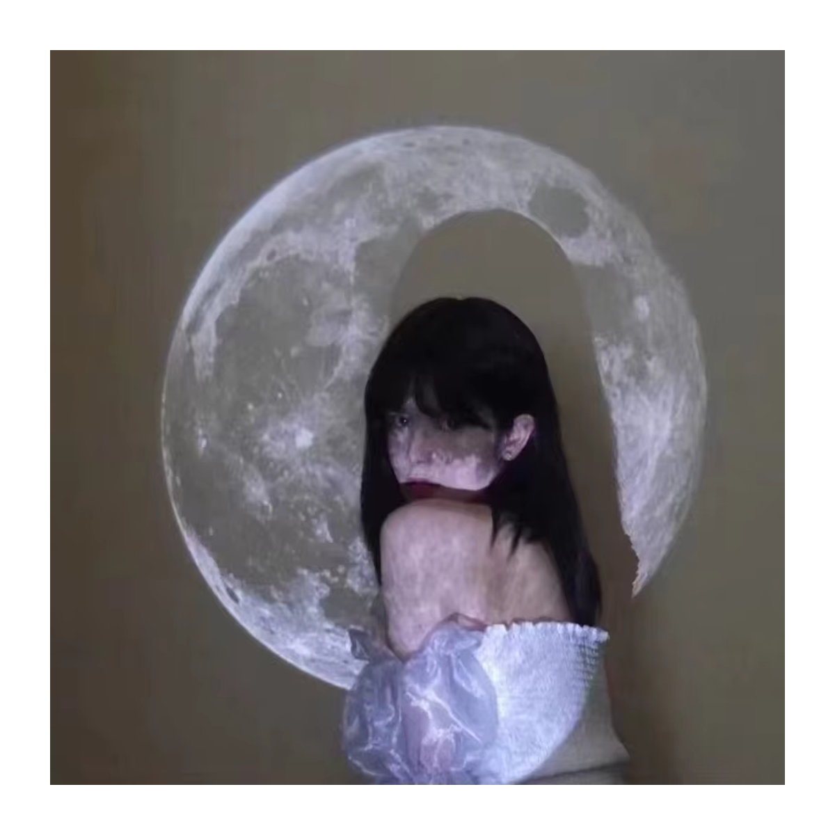 Lyfs Mond Licht Lampe Schwarz Minimalistische Tischlampe mit Planeten Projektion als Atmosphäre Nachtlicht für dein Schlafzimmer - Bild 3