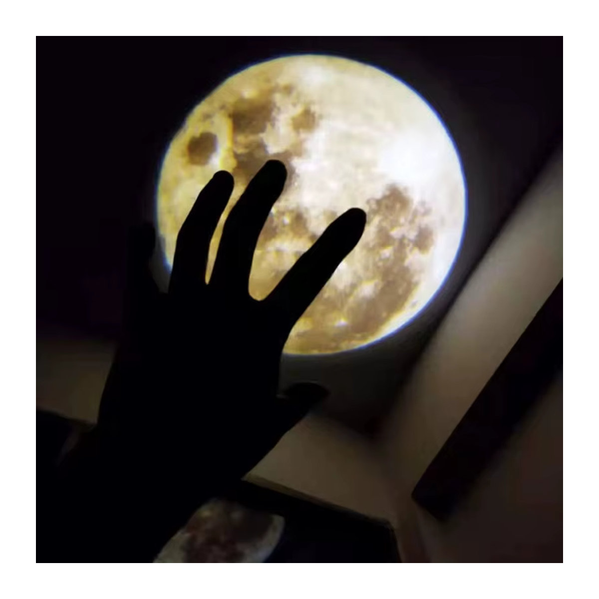 Lyfs Mond Licht Lampe Schwarz Minimalistische Tischlampe mit Planeten Projektion als Atmosphäre Nachtlicht für dein Schlafzimmer - Bild 4