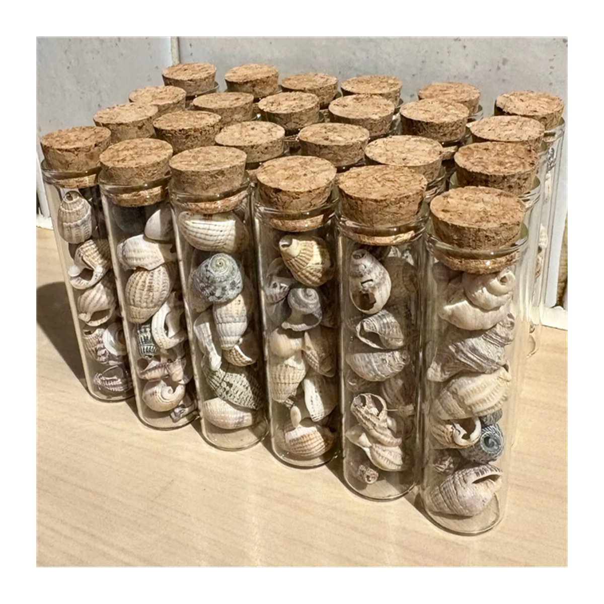 LYGIL Leere Glasflaschen mit Korken, transparent, 30 ml, Durchmesser: 2,5 cm, Set mit 24 Stück für Hochzeitsgeschenke und DIY-Dekoration - Bild 1