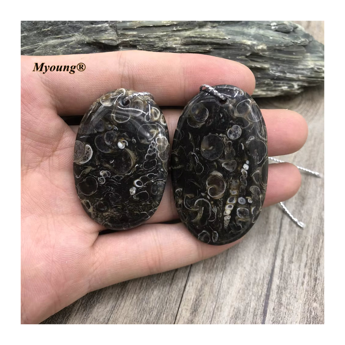 MARUCOL Ammoniten Fossilien Anhänger in Ei-Form, schwarze Muschel-Stein-Scheibe mit abstraktem Design - Bild 2
