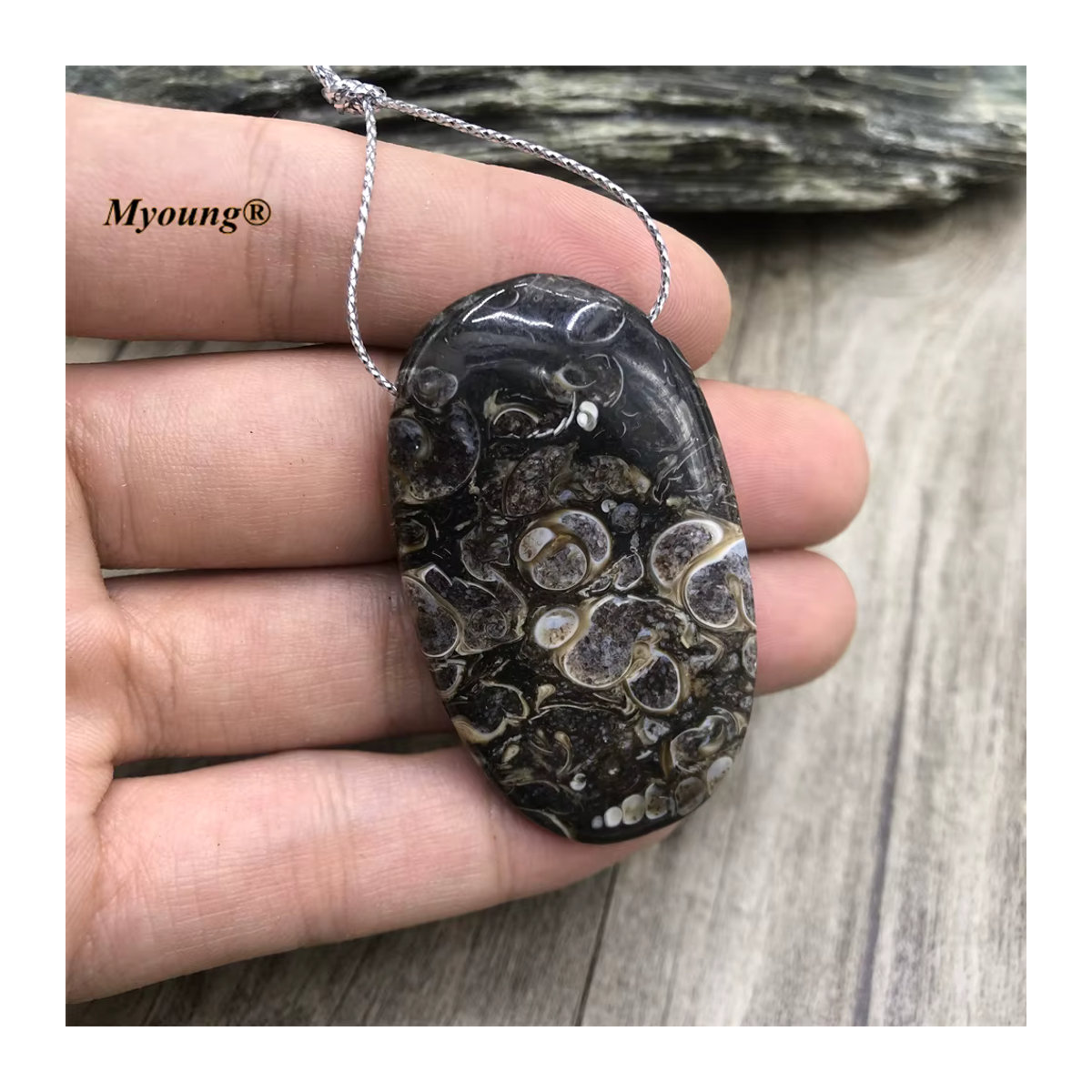 MARUCOL Ammoniten Fossilien Anhänger in Ei-Form, schwarze Muschel-Stein-Scheibe mit abstraktem Design - Bild 3