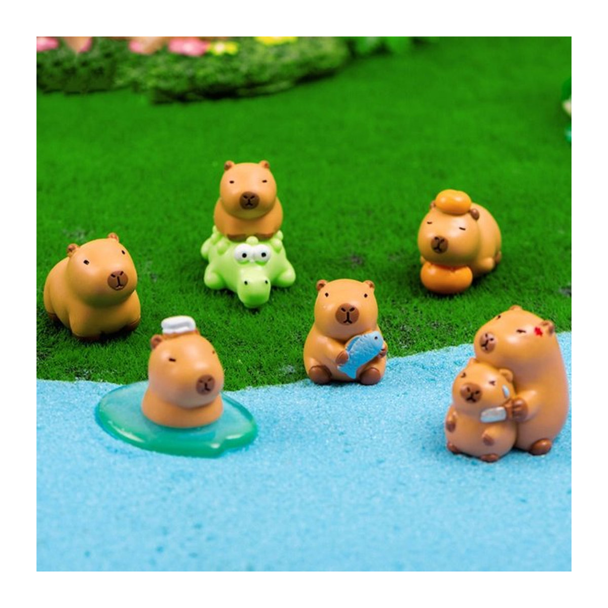 Mehrfarbige Cartoon Capybara Statue aus Harz als Miniatur Figur für Auto und Tischdekoration - Bild 1