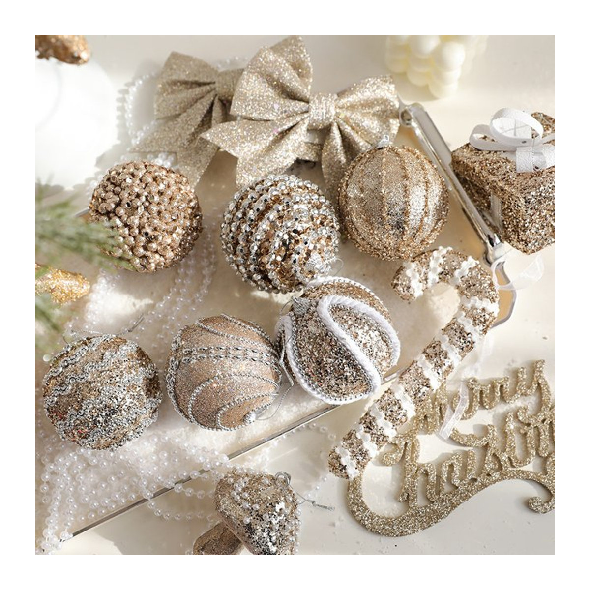 Meidding Weihnachtsbaum Hängeornament Set aus 8 Kugeln und Sternen in Champagner Gold mit Glitzer Pailletten aus Kunststoff - Bild 1