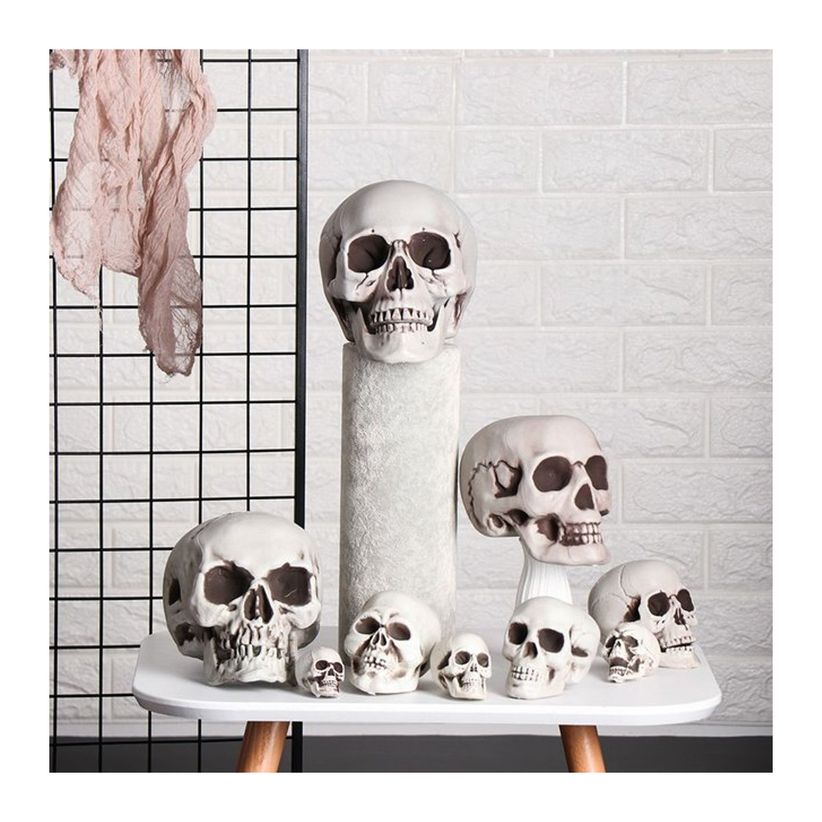 Menschlicher Schädel als Halloween-Deko in Weiß - Bild 1