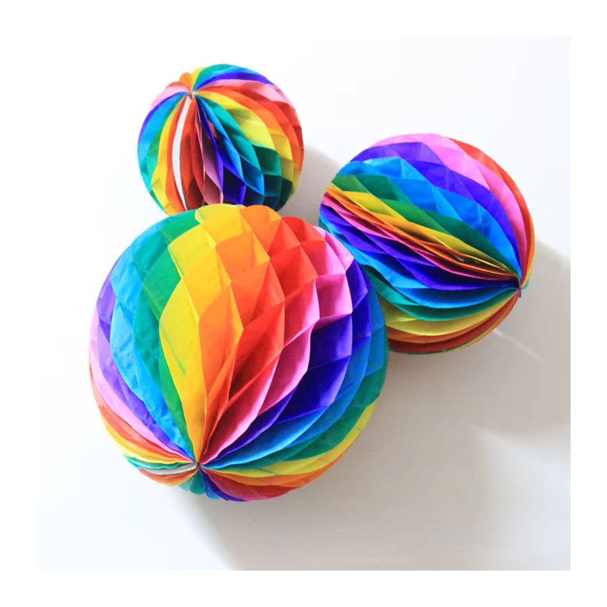 Merylover Mehrfarbige Waben-Papierblumen in Regenbogenfarben als dekorative Papierkugeln für Hochzeit, Geburtstag oder Babyparty, Durchmesser: 15 cm, 20 cm, 25 cm und 30 cm - Bild 3
