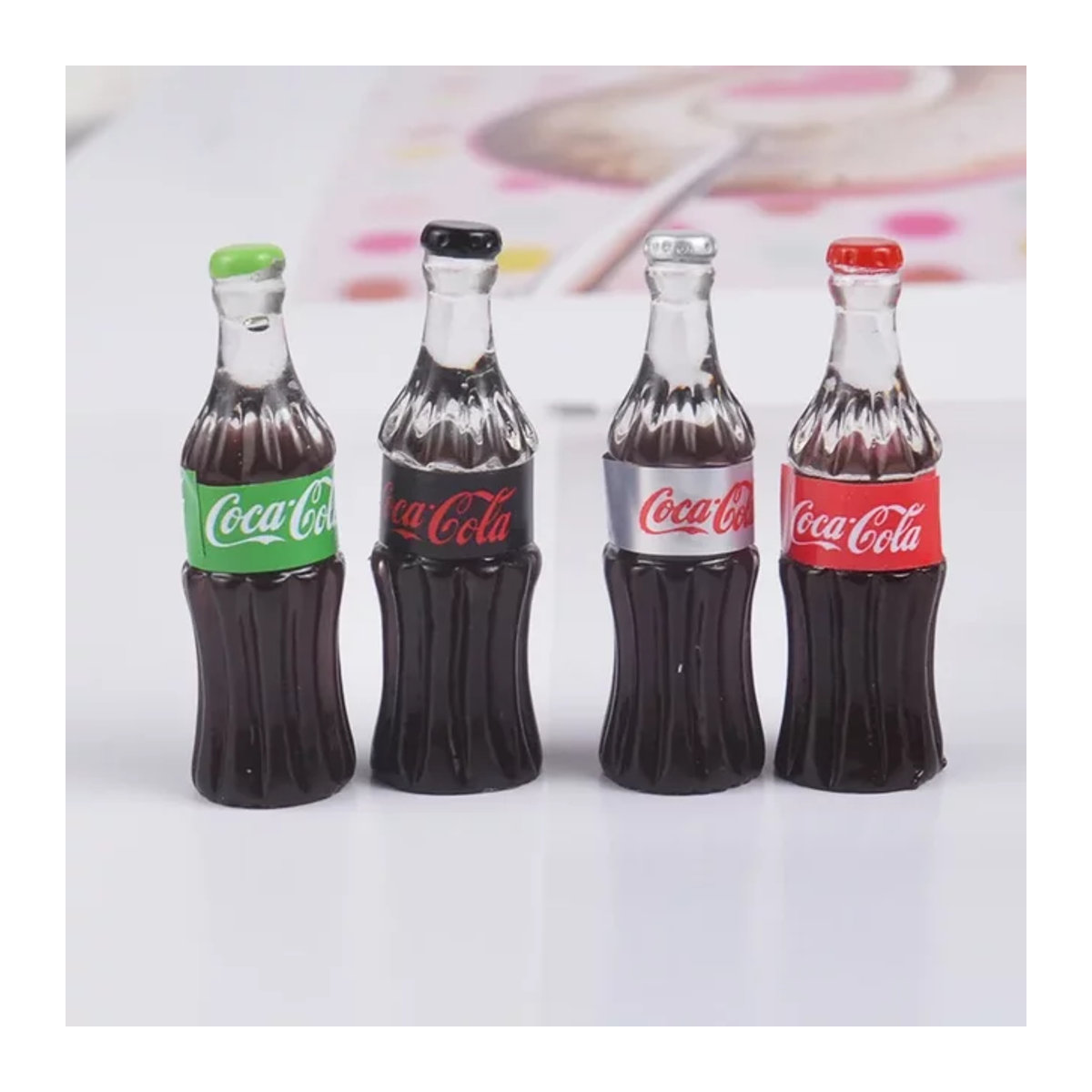 Migii Mini Cola-Getränk-Modell Set, 4 Stück, mehrfarbig, 32 mm, Zubehör für Puppenhaus und Miniaturen - Bild 1