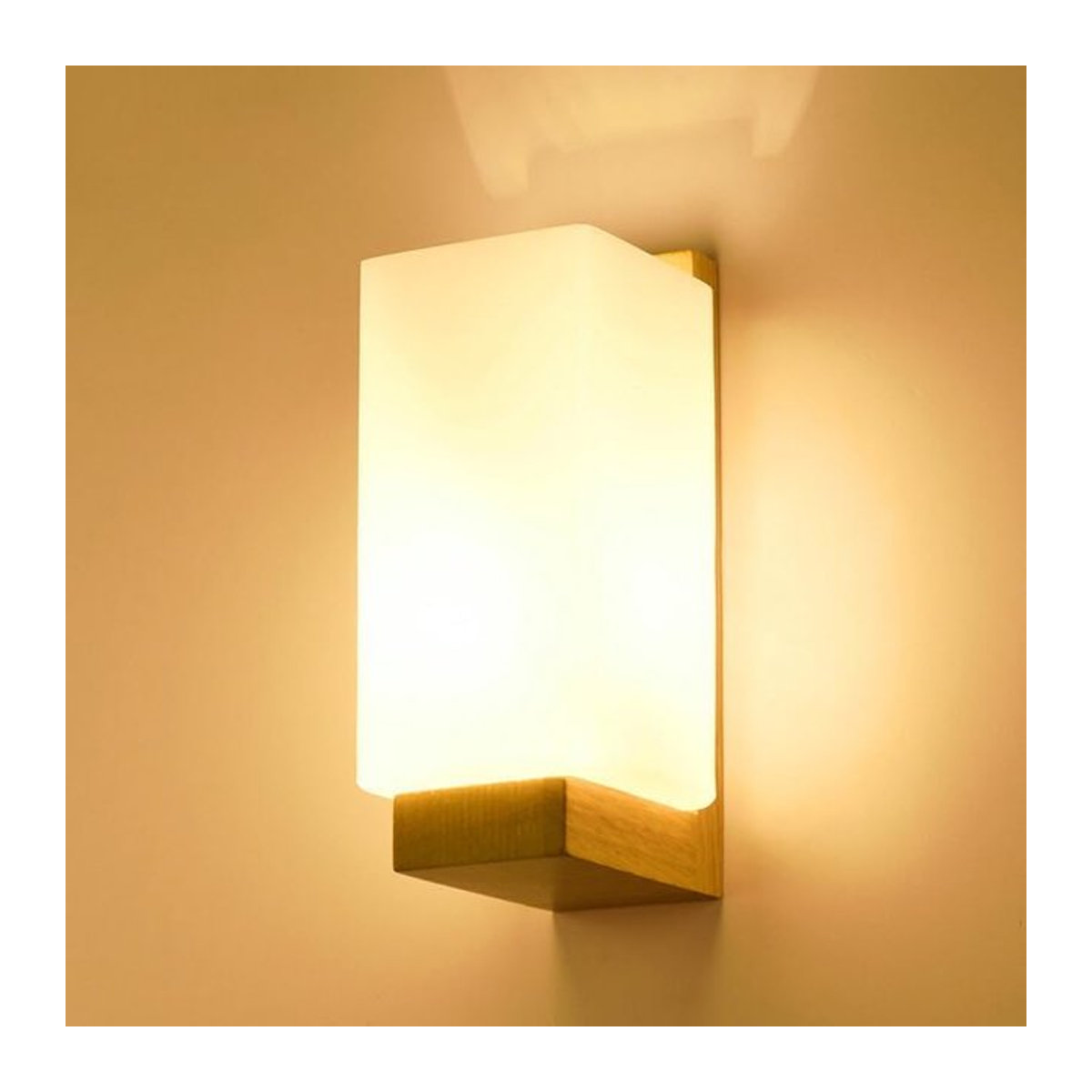 Minimalistische Wandlampe im skandinavischen Stil aus Holz und Glas mit E27-Fassung in Natur - Bild 1