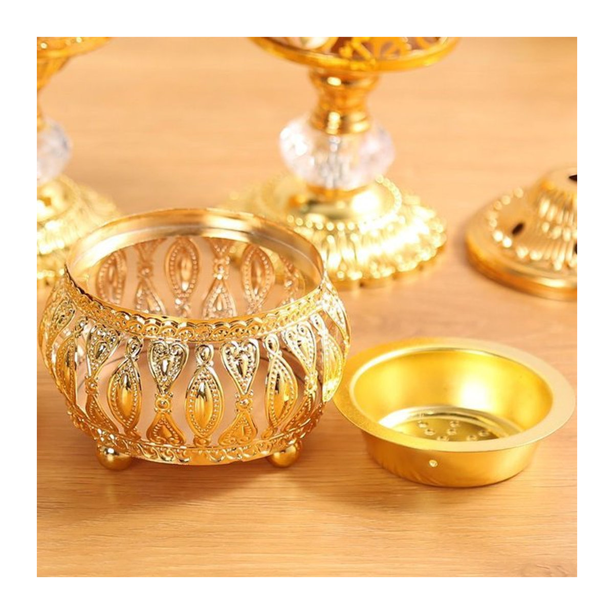 Minimalistisches Metall-Räuchergefäß in Gold mit arabischem Spitzenmuster und geometrischem Design - Bild 1