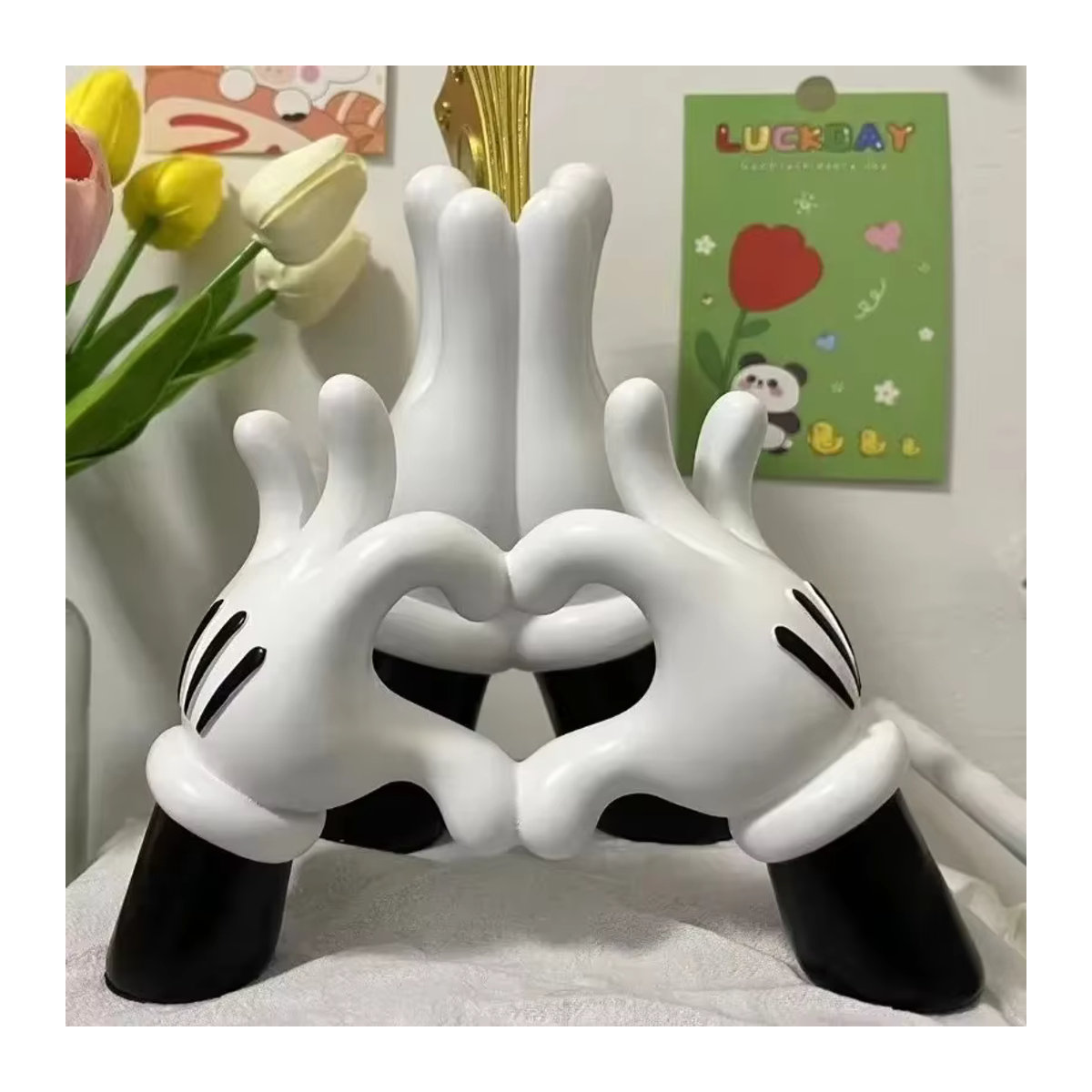 MINISO Mickey Mouse Skulptur aus Kunstharz in Weiß als moderne Deko-Figur für dein Wohnzimmer oder deinen Schreibtisch - Bild 1