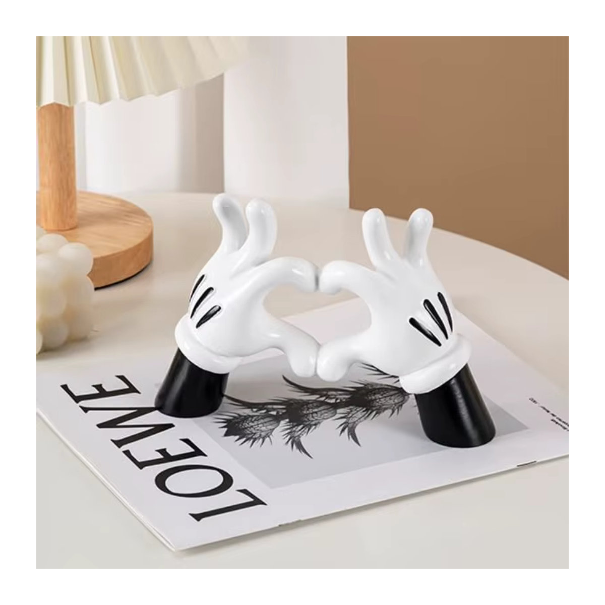 MINISO Mickey Mouse Skulptur aus Kunstharz in Weiß als moderne Deko-Figur für dein Wohnzimmer oder deinen Schreibtisch - Bild 4