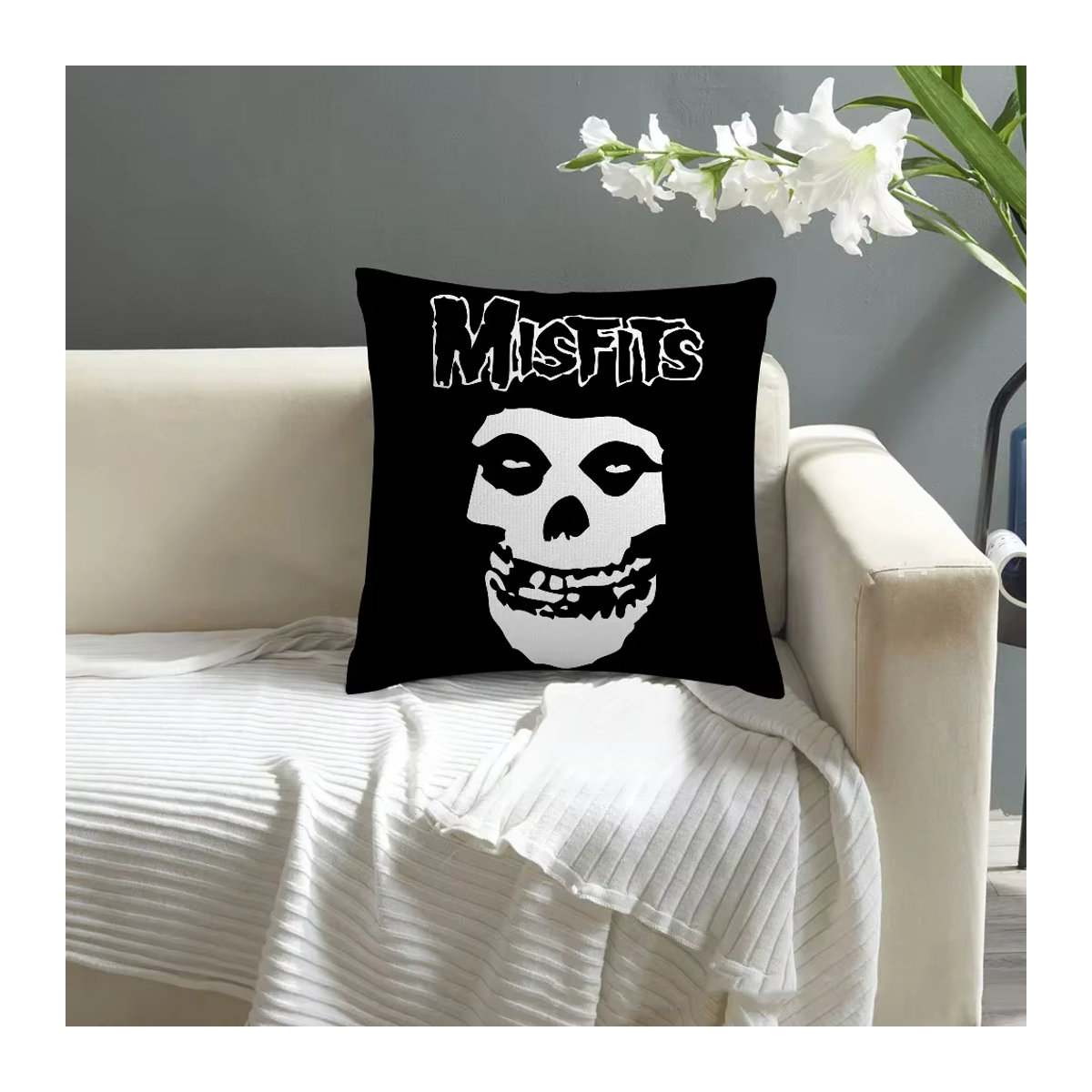 Misfits Totenkopf-Kissenbezug aus Plüsch in Schwarz mit doppelseitigem Druck - Bild 4