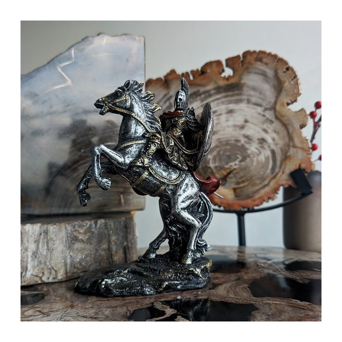 Misvial Spartan Resin Warrior Figur mit Pferd in Silber als ästhetische Tischdekoration für dein Home Office oder Wohnzimmer - Bild 1