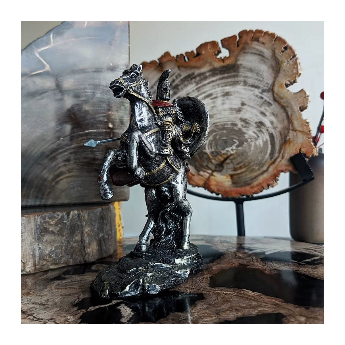 Misvial Spartan Resin Warrior Figur mit Pferd in Silber als ästhetische Tischdekoration für dein Home Office oder Wohnzimmer - Bild 3