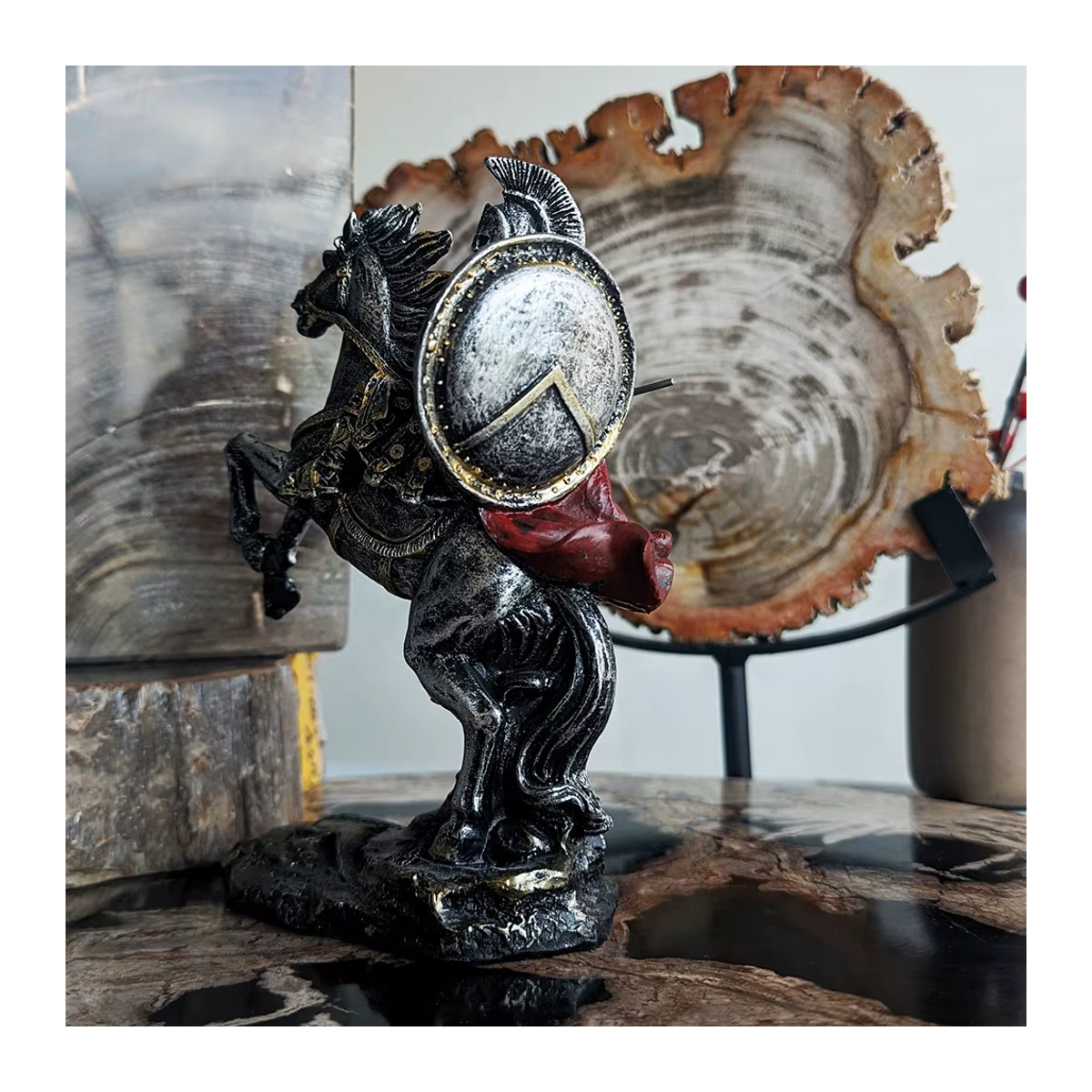 Misvial Spartan Resin Warrior Figur mit Pferd in Silber als ästhetische Tischdekoration für dein Home Office oder Wohnzimmer - Bild 4