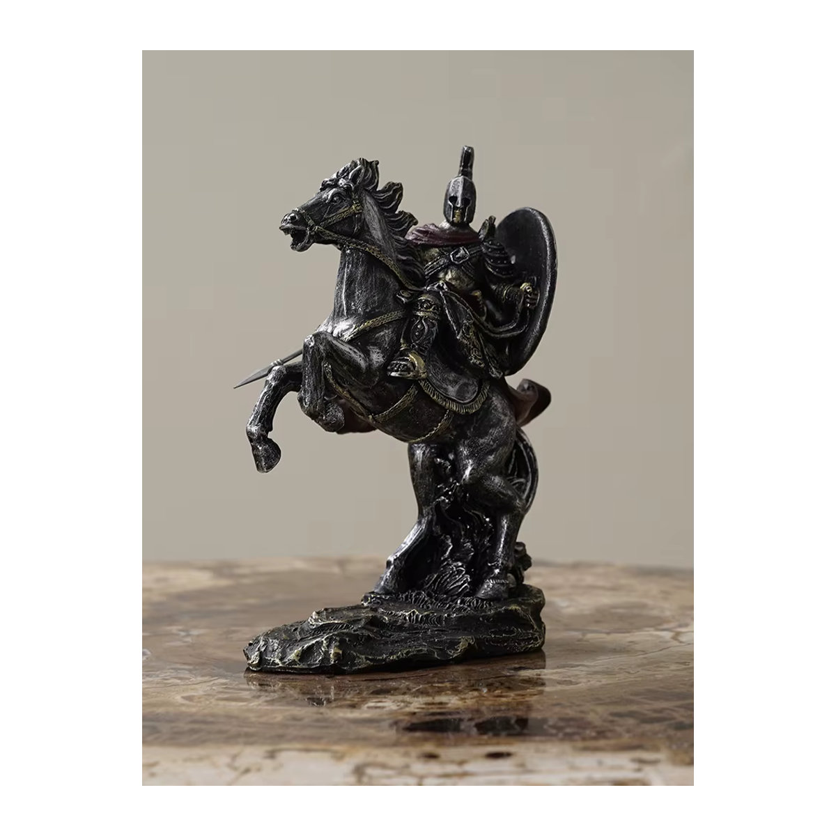 Misvial Spartan Resin Warrior Figur mit Pferd in Silber als ästhetische Tischdekoration für dein Home Office oder Wohnzimmer - Bild 7