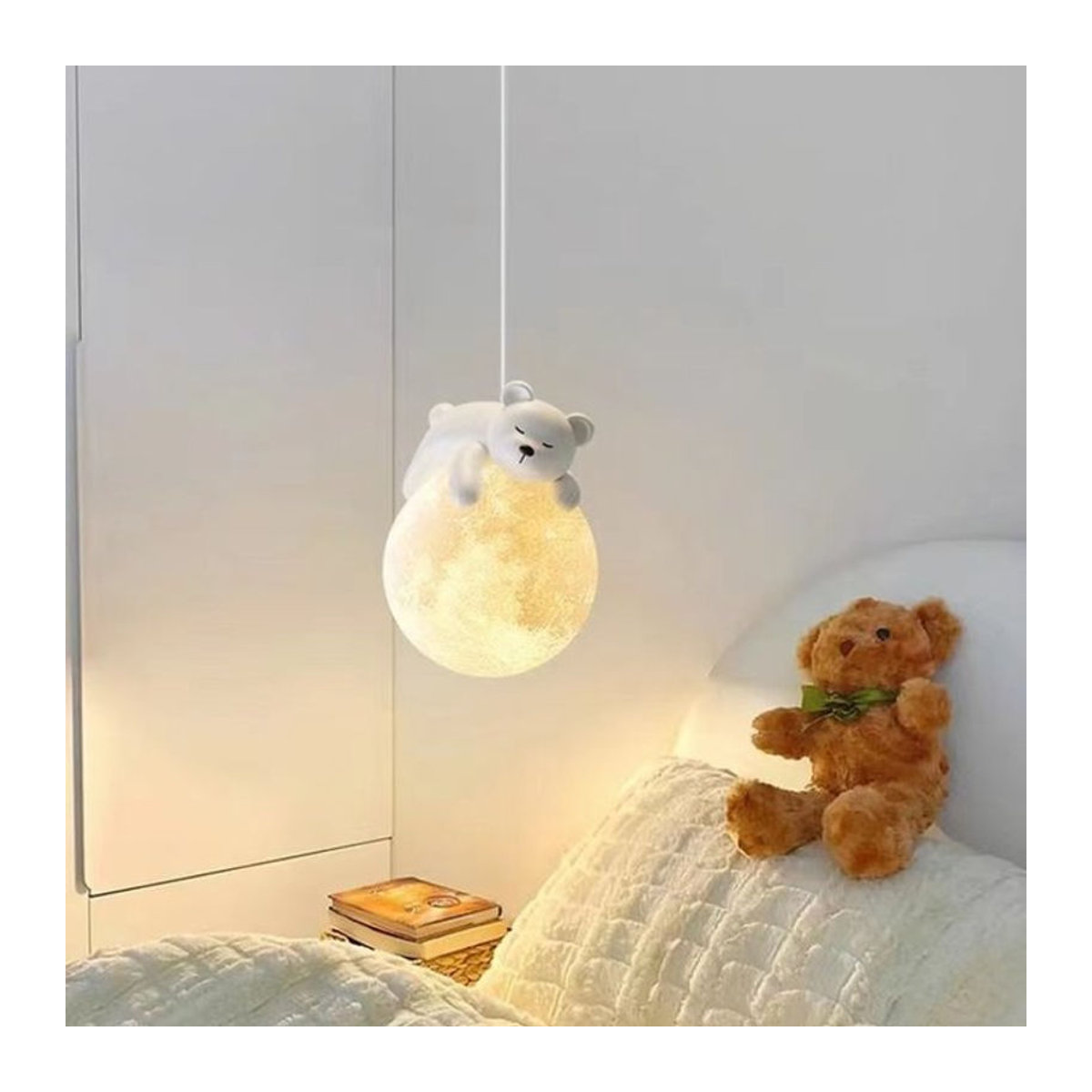 Moderne Kronleuchter von JIANKEXING in Weiß mit warmweißem Licht im minimalistischen Mondbär und Kaninchen Design für Kinderzimmer und Schlafzimmer - Bild 1