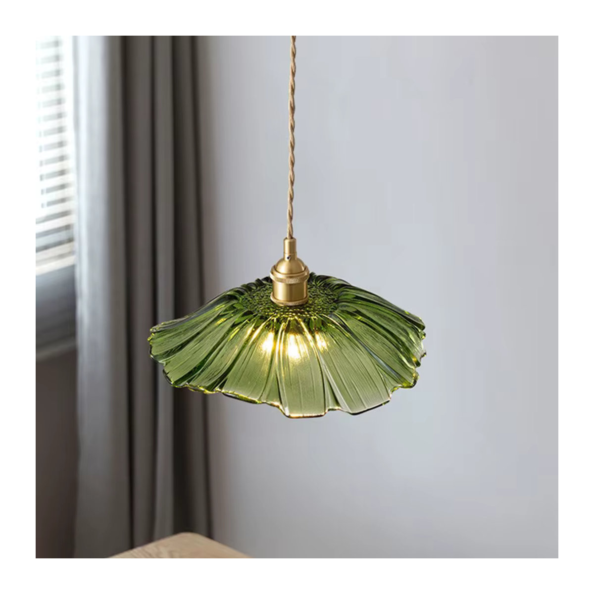 Moderne LED Pendelleuchte aus Glas von lyfs in Grün für Wohnzimmer und Esszimmer - Bild 4