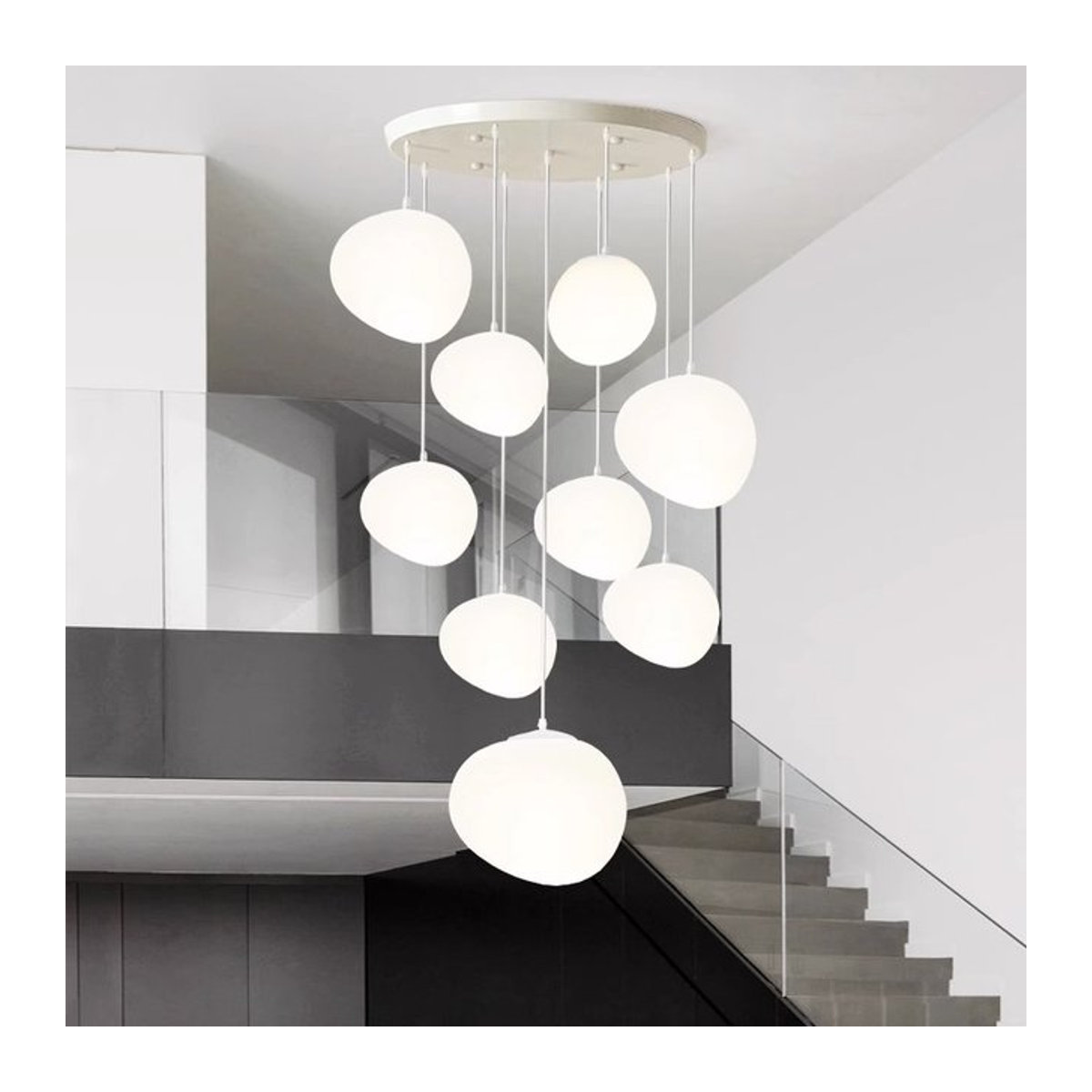Moderne LED Pendelleuchte von Gbbmade in Weiß für Wohnzimmer und Esszimmer - Bild 1