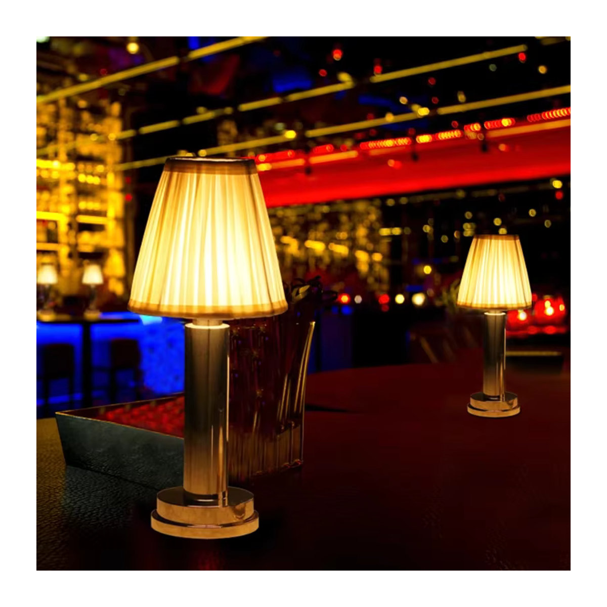Moderne LED Tischlampe in Silber im skandinavischen Design für Restaurant und Schlafzimmer - Bild 2