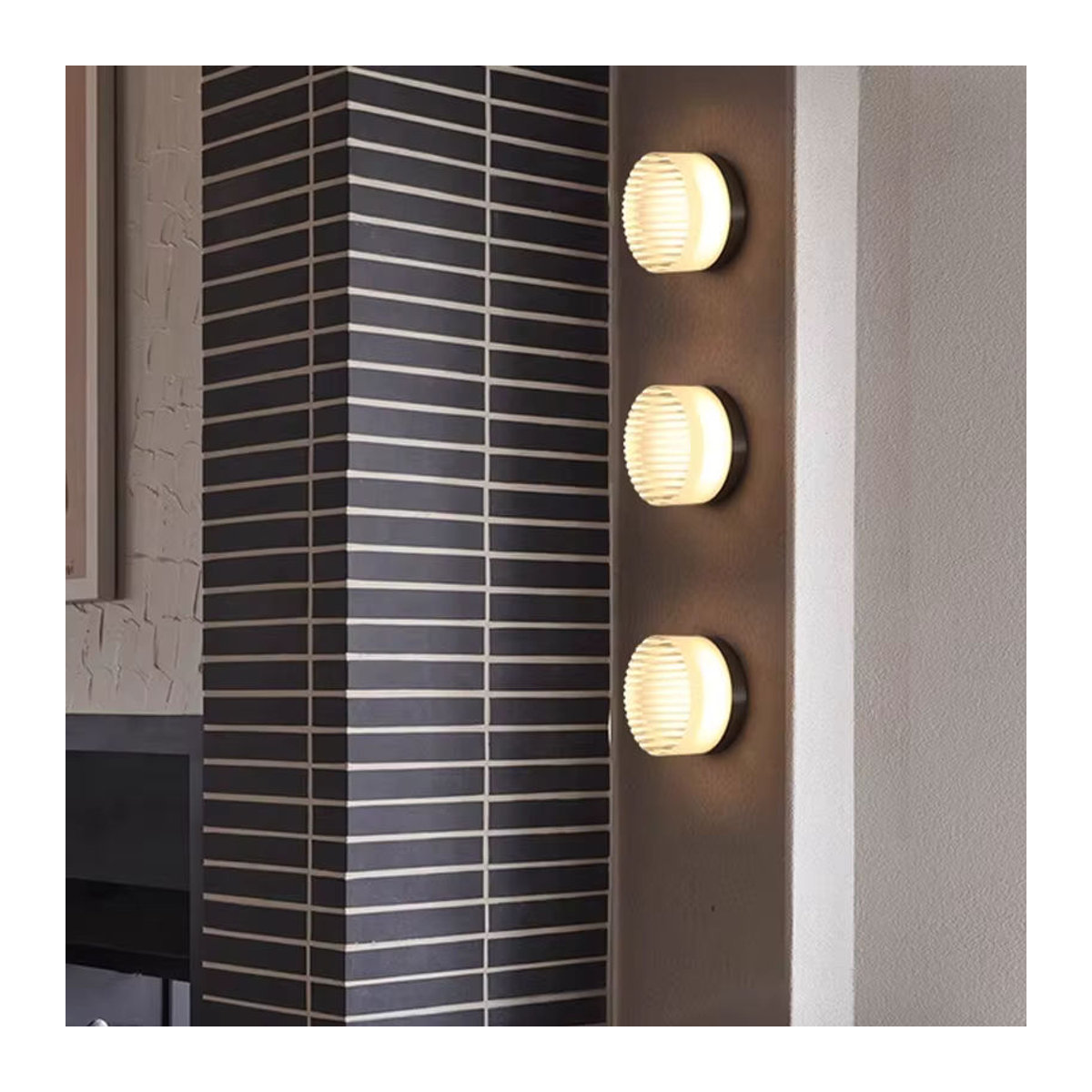 Moderne LED-Wandleuchte von CETANT in Rauchgrau und Bernsteinfarben für Wohnzimmer, Hotel oder Flur - Bild 2