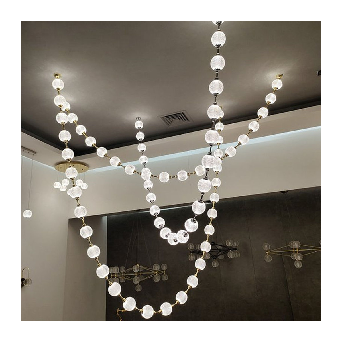 Moderner LED Kronleuchter mit Perlen-Design in Chrom aus Metall für Treppenhäuser und Wohnzimmer, Aufhängung 6 m - Bild 1