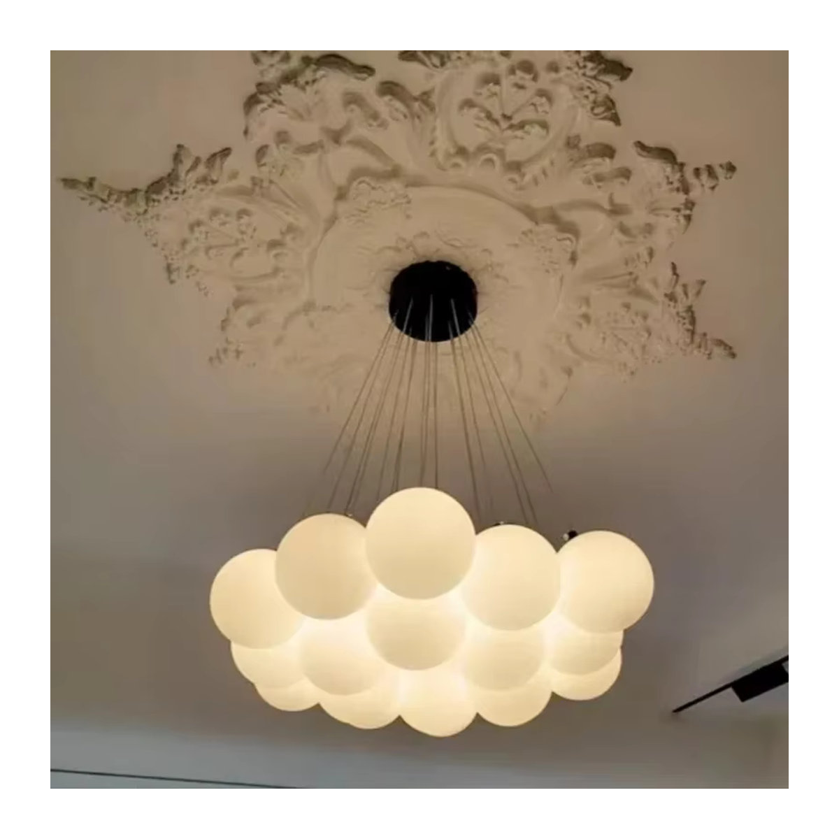 Moderner LED Kronleuchter von JIANKEXING mit weißem Glas-Kugelschirm und E27 Fassung - Bild 2