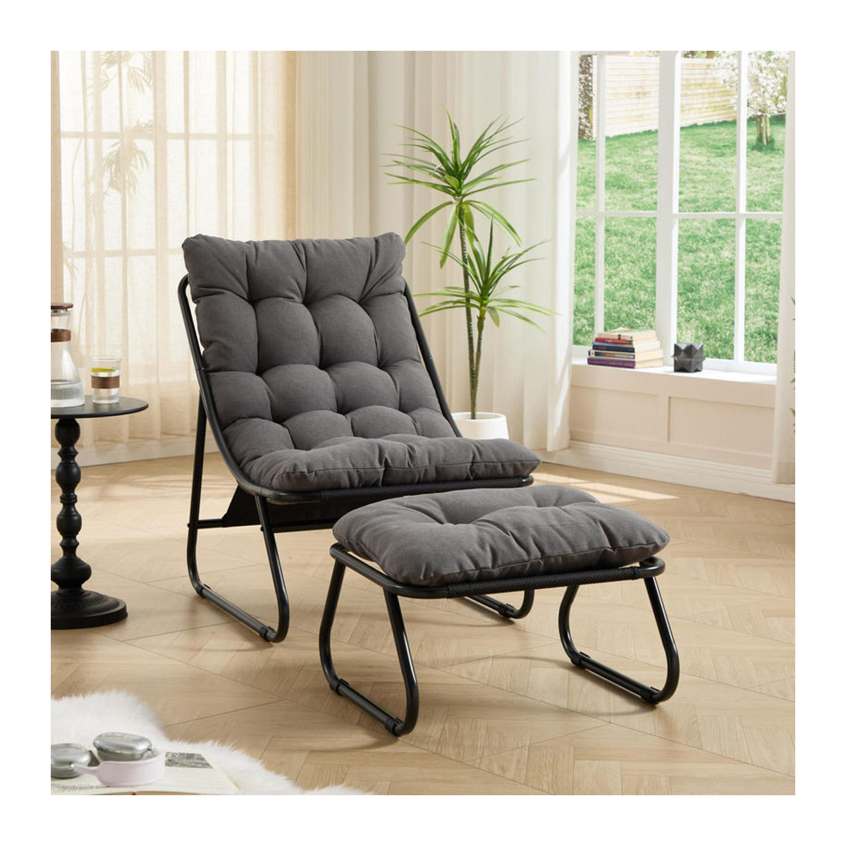 Moderner Outdoor-Lounge-Sessel mit Hocker und Polsterkissen aus Mesh-Gewebe und Stahlrahmen in Grau und Schwarz - Bild 2