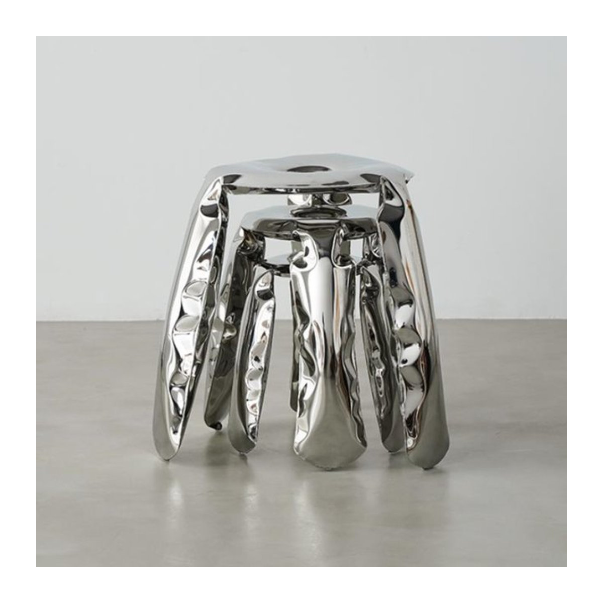 Moderner Polsterhocker in Silber mit Edelstahl-Design und dreibeiniger Metallkonstruktion - Bild 1