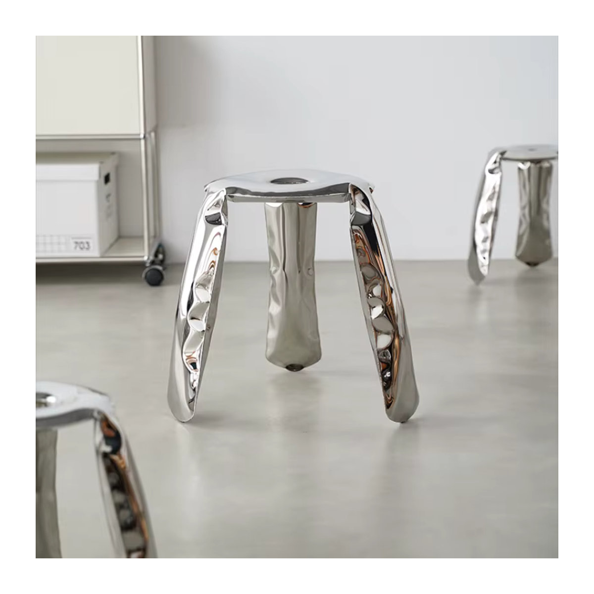 Moderner Polsterhocker in Silber mit Edelstahl-Design und dreibeiniger Metallkonstruktion - Bild 3