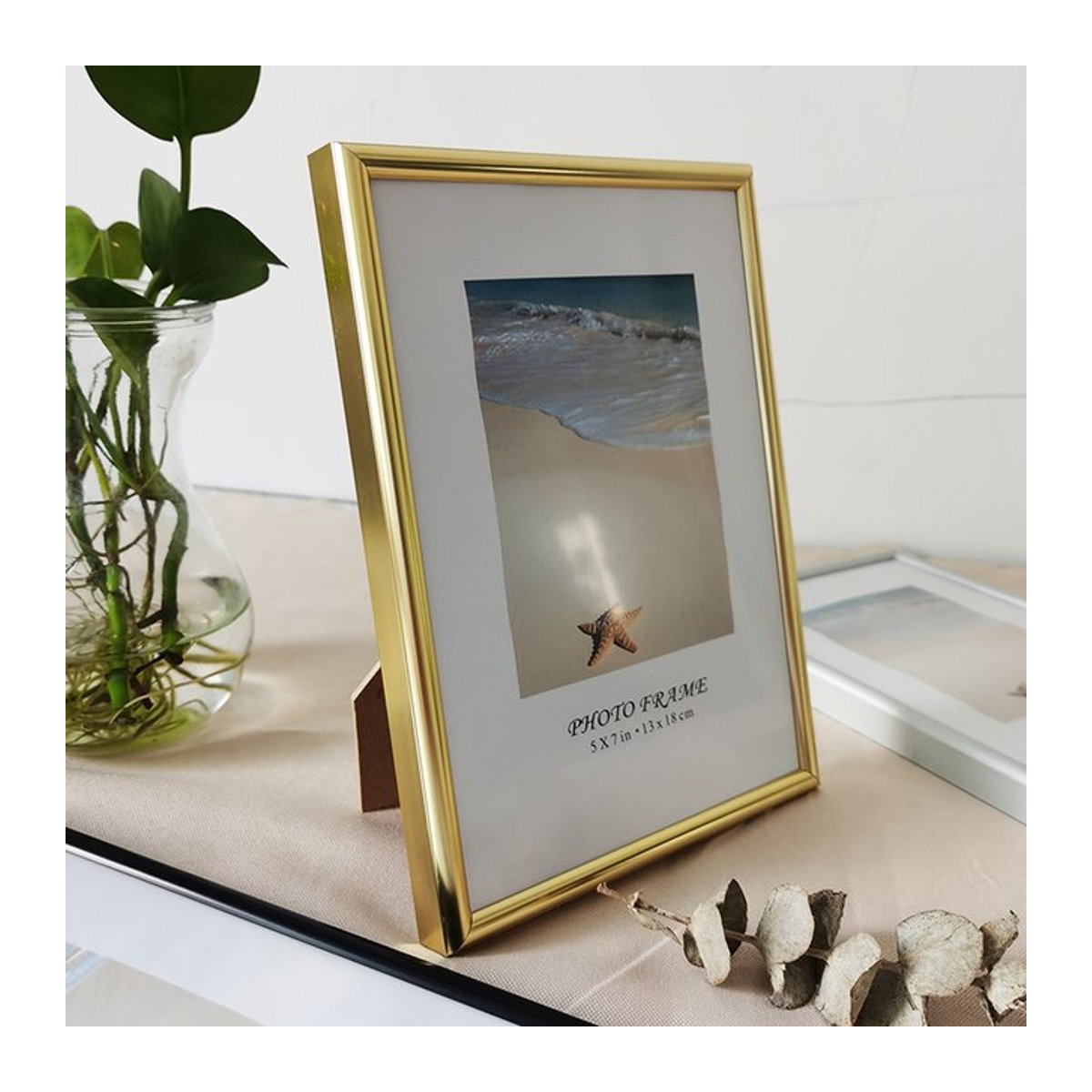 Moderner rechteckiger Aluminium-Fotorahmen von VCC mit Plexiglas für Wandmontage oder Tischaufstellung, B/H: 9 x 13 cm, in Schwarz oder Gold - Bild 1