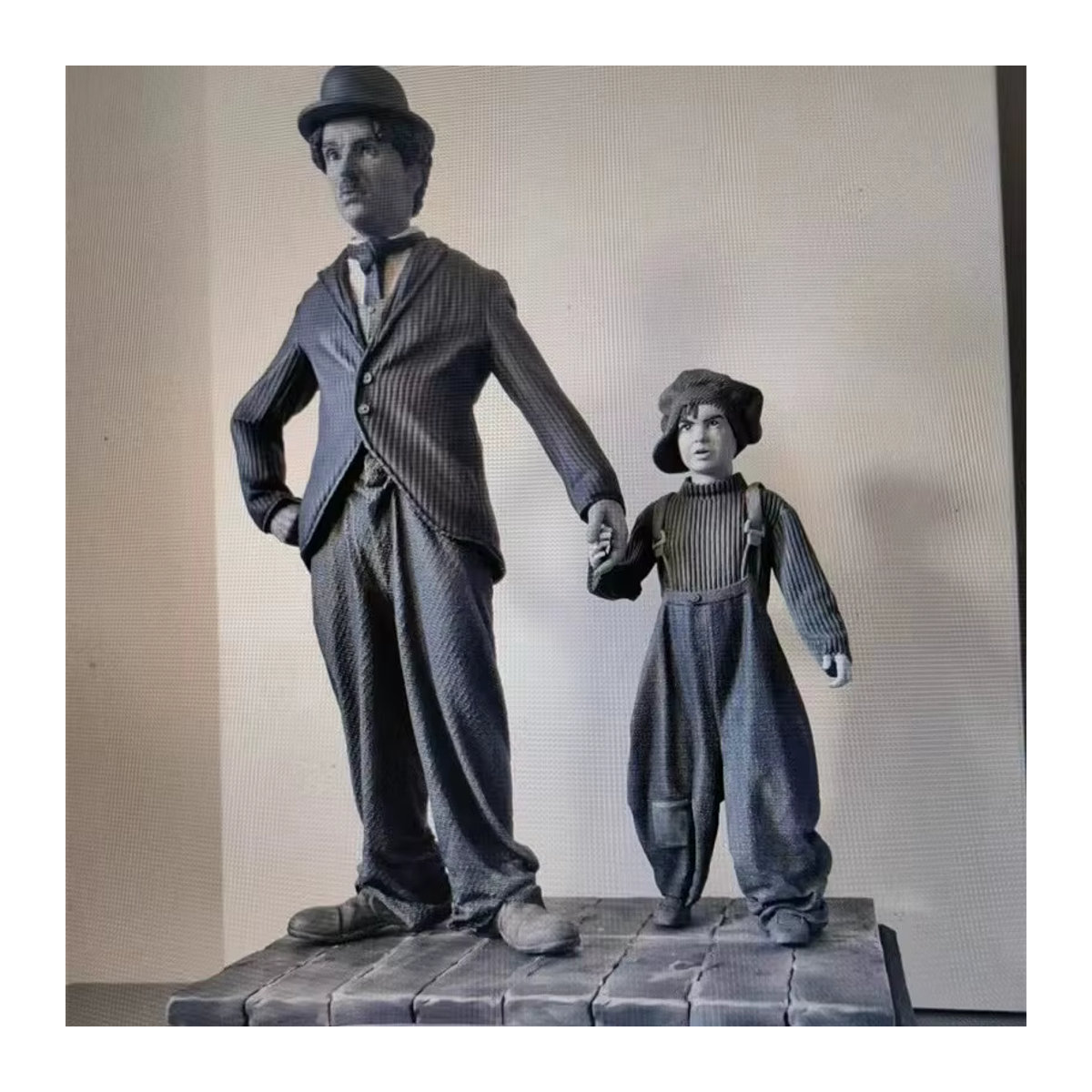MODX Charlie Chaplin Filmkünstler Modellbausatz aus Kunstharz im Maßstab 1:24, grau, unbemalt und unmontiert für Diorama und Hobby - Bild 2