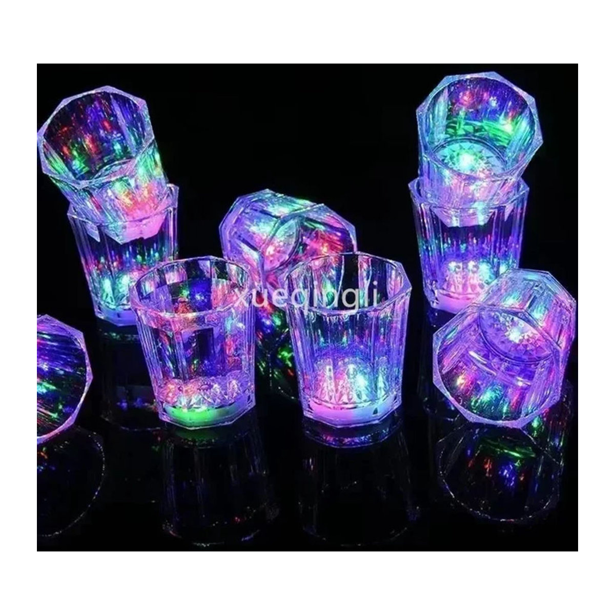 MOONBIFFY Mini LED Partybecher aus Kunststoff mit blinkendem Licht in Mehrfarbig - Bild 1