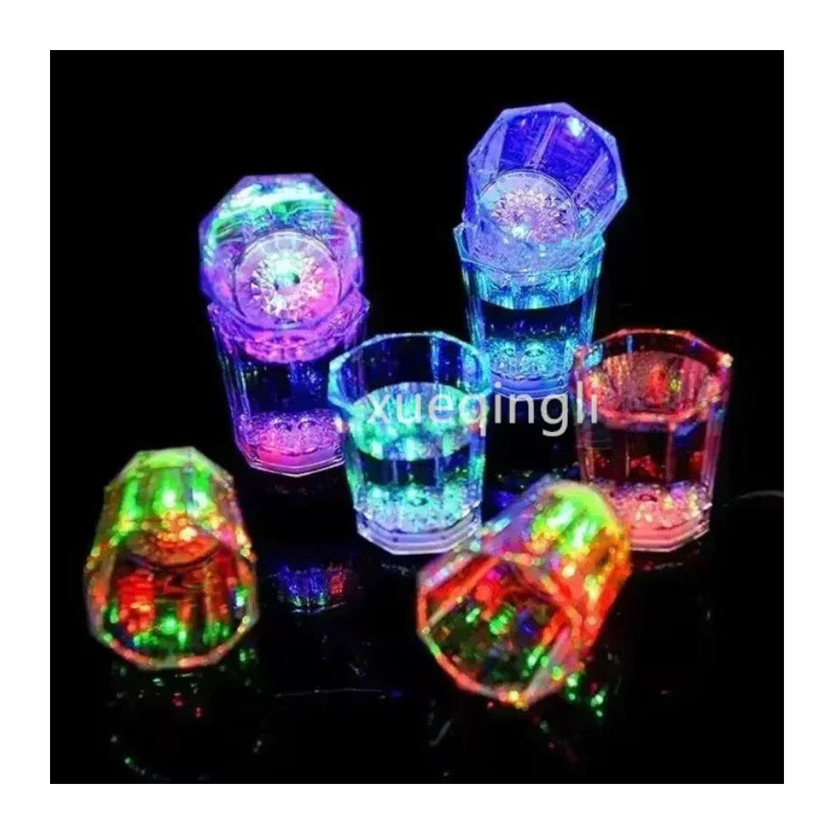 MOONBIFFY Mini LED Partybecher aus Kunststoff mit blinkendem Licht in Mehrfarbig - Bild 2