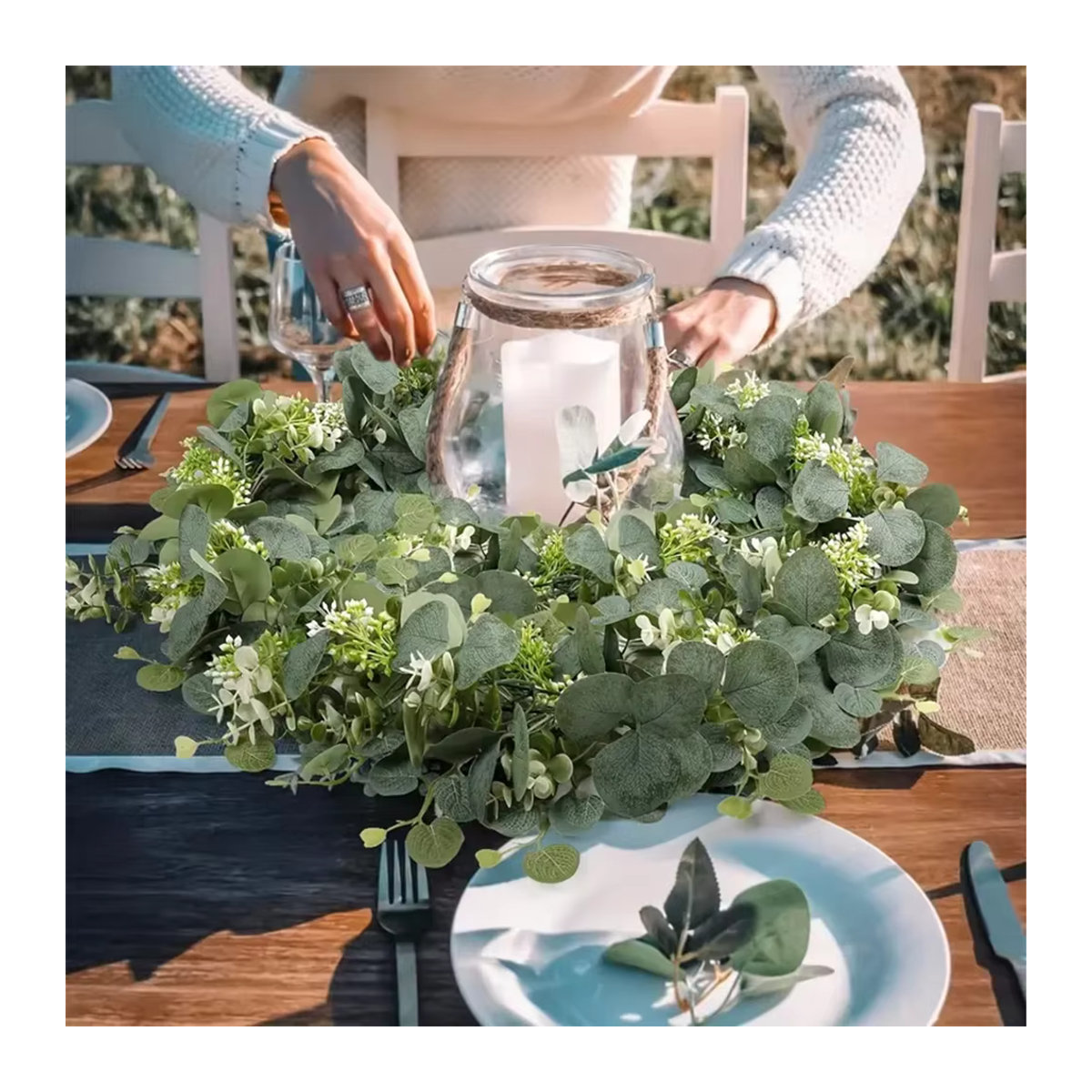 MUFU Künstliche Eukalyptus-Hängegirlande mit weißen Blumen und Ranken in Weiß - Bild 3