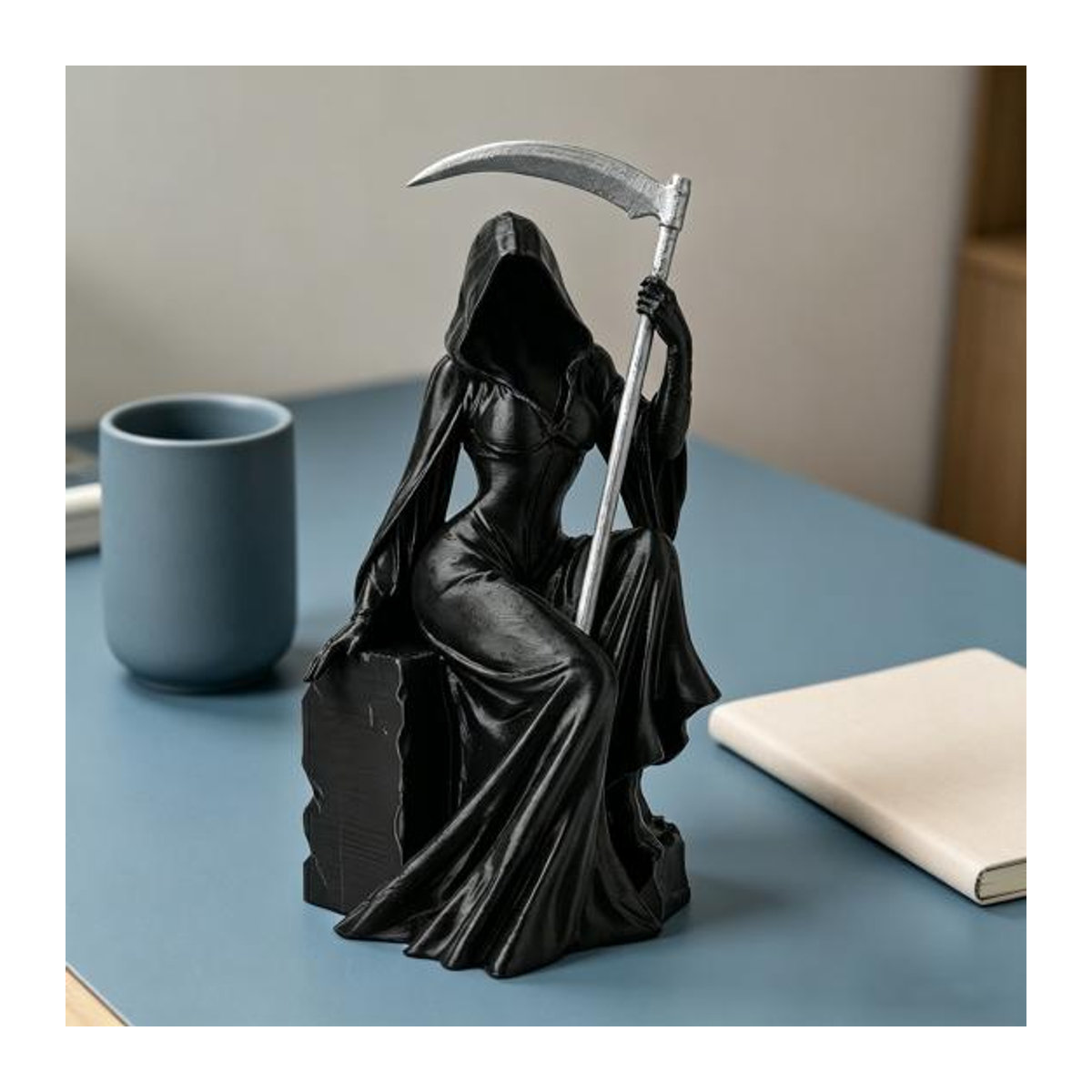 Mysteriöse weibliche Sensenmann Figur mit Sense in Schwarz, 3D-gedruckte gotische Skulptur aus Kunstharz für deine Schreibtisch-Dekoration - Bild 3
