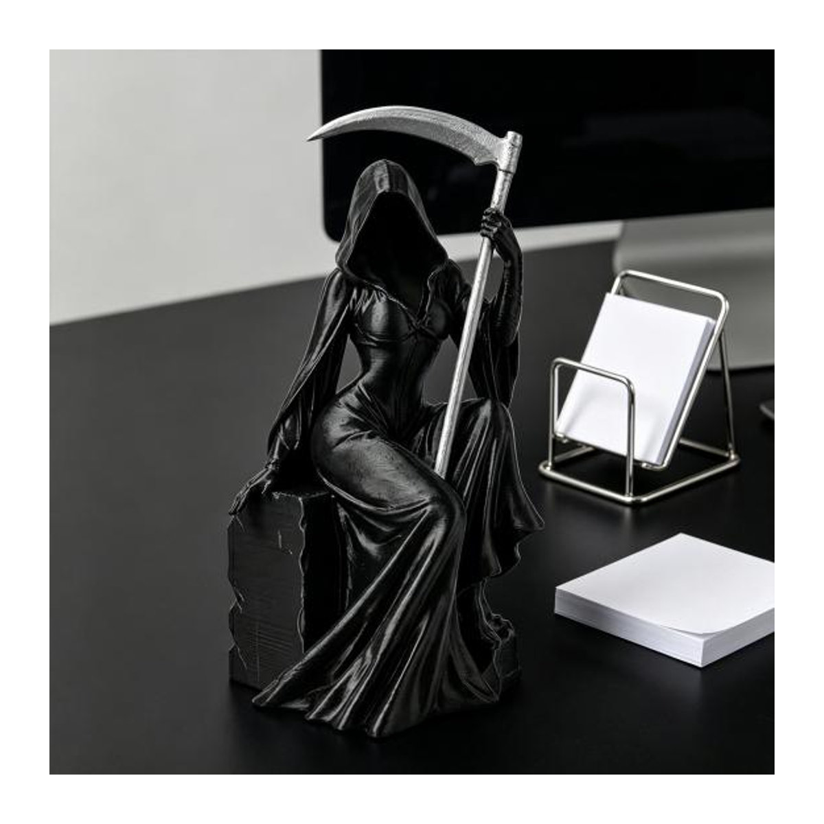 Mysteriöse weibliche Sensenmann Figur mit Sense in Schwarz, 3D-gedruckte gotische Skulptur aus Kunstharz für deine Schreibtisch-Dekoration - Bild 5